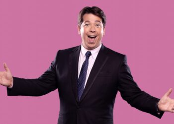 Den verdenskendte comedystjerne Michael McIntyre vender retur til Aalborg
