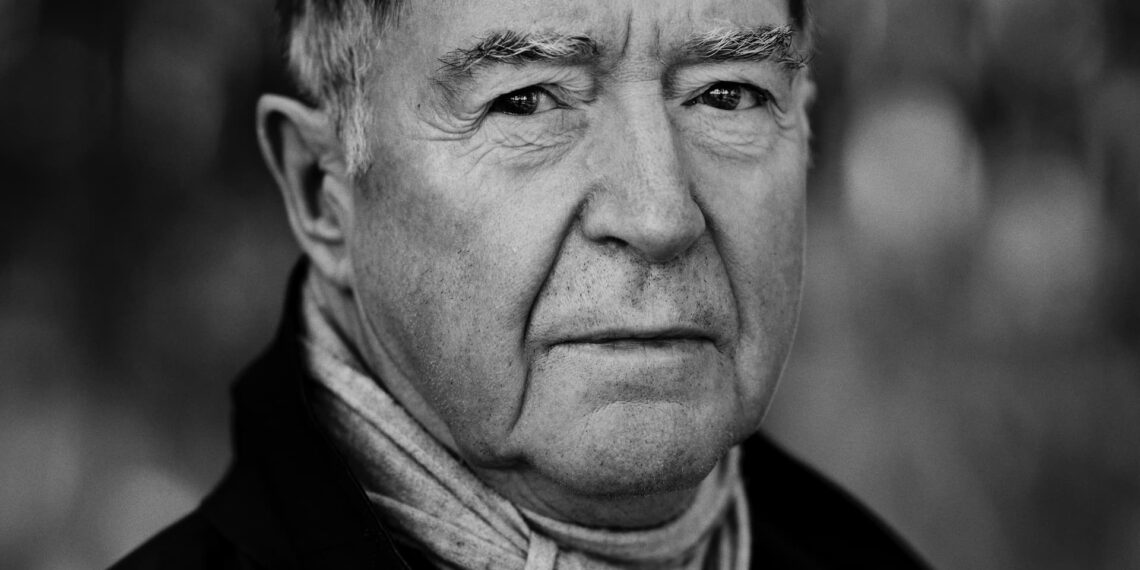 Rocklegenden Niels Skousen står her endnu