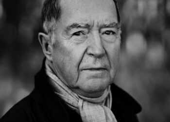 Rocklegenden Niels Skousen står her endnu