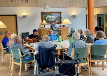 Musikterapi giver ro og nærvær til demensramte på Aabybro Plejehjem