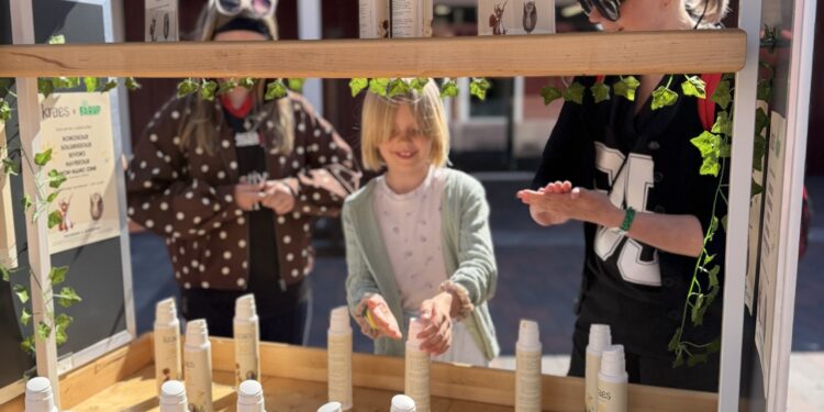 Gratis solcreme skal give gæsterne en tryggere dag i Fårup